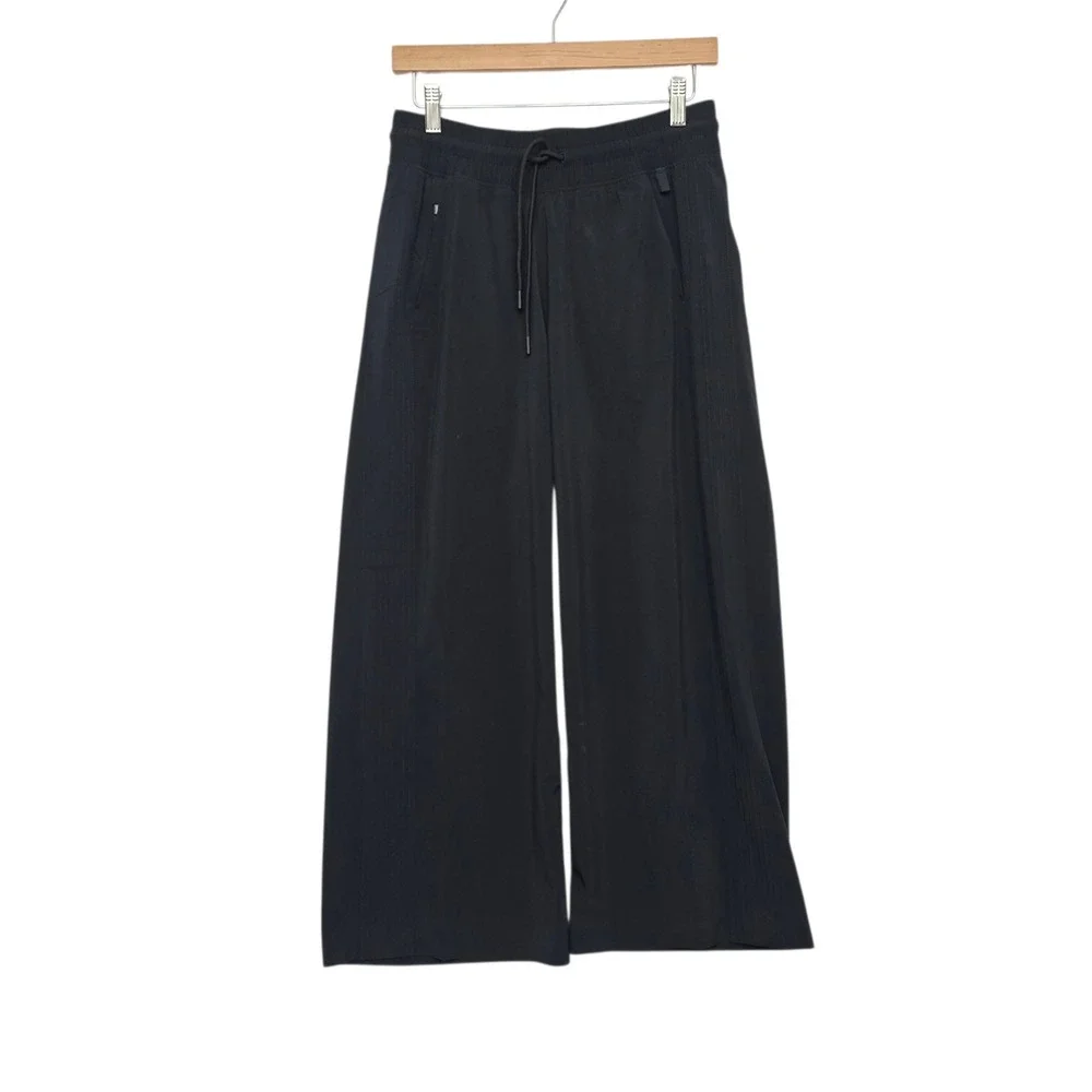 Athleta Avenue Wide Leg Crop Pant Black 657598-00 Womens 4 Smocked Waist Sporty